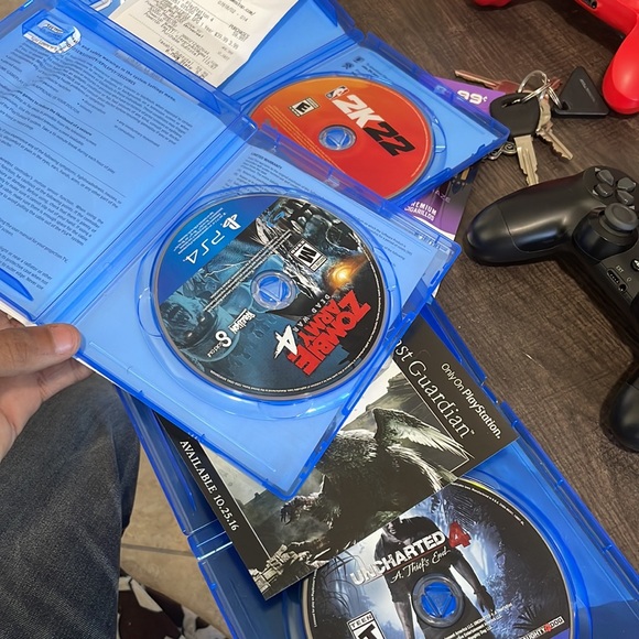 PS4 - Picture 2 of 3